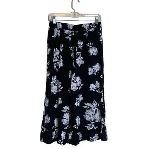 Vera Wang black sheer floral capri pull on pants size small